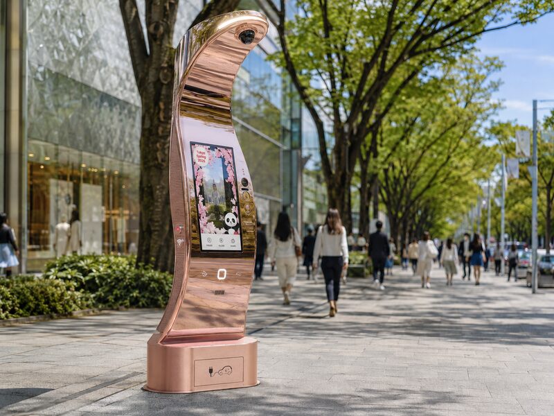 Selfie tower with AR overlays